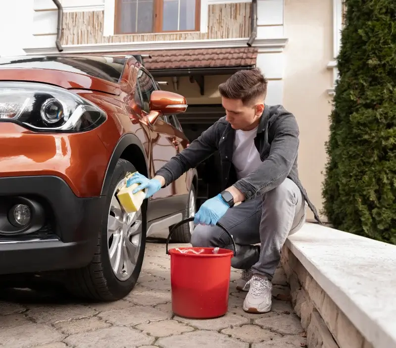 Lavage auto à domicile Pont-de-Larn : professionnel intervenant sur un véhicule